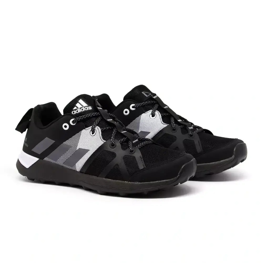Imagem de sapatos de corrida trail pretos Adidas Kanadia TR8 para esportes e caminhada