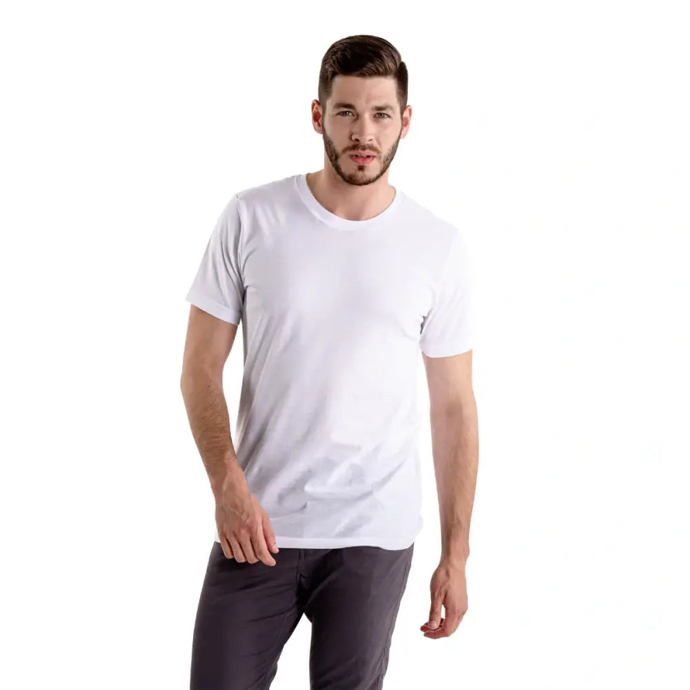 Homem usando camisa lisa de algodão premium, escolha ideal para conforto e estilo