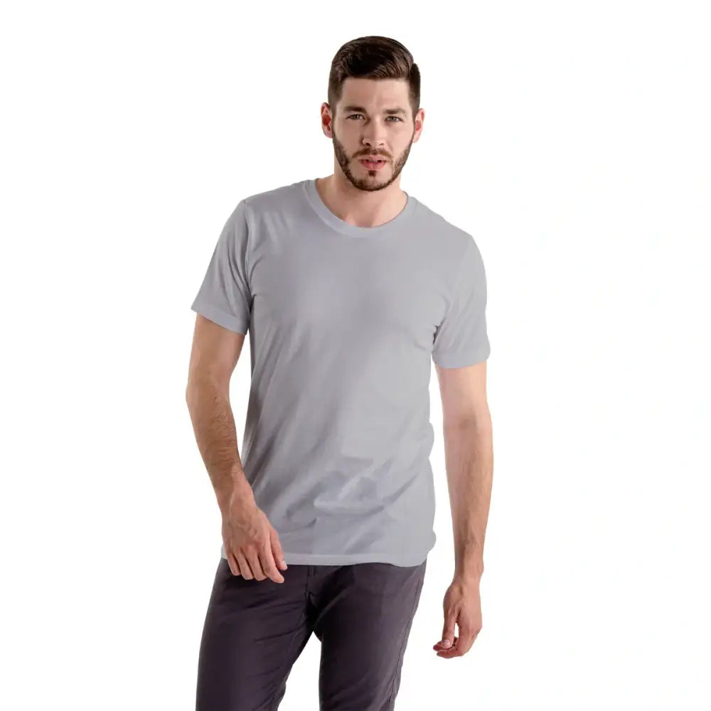 Homem com camisa lisa em algodão premium da Camisa Lisa Algodão Premium Escolha Ideal