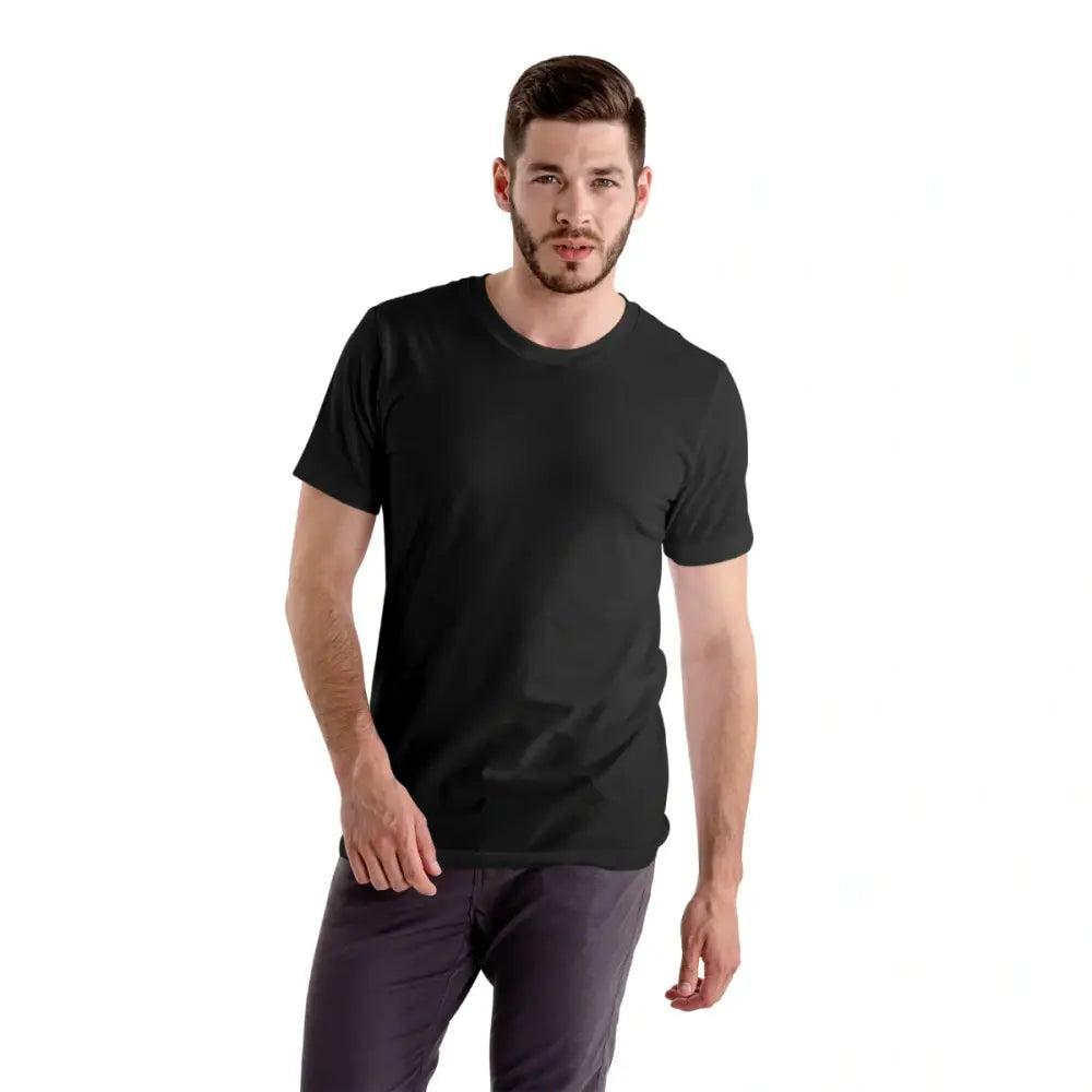Homem vestindo camisa lisa de algodão premium e calça cinza, escolha ideal para elegância