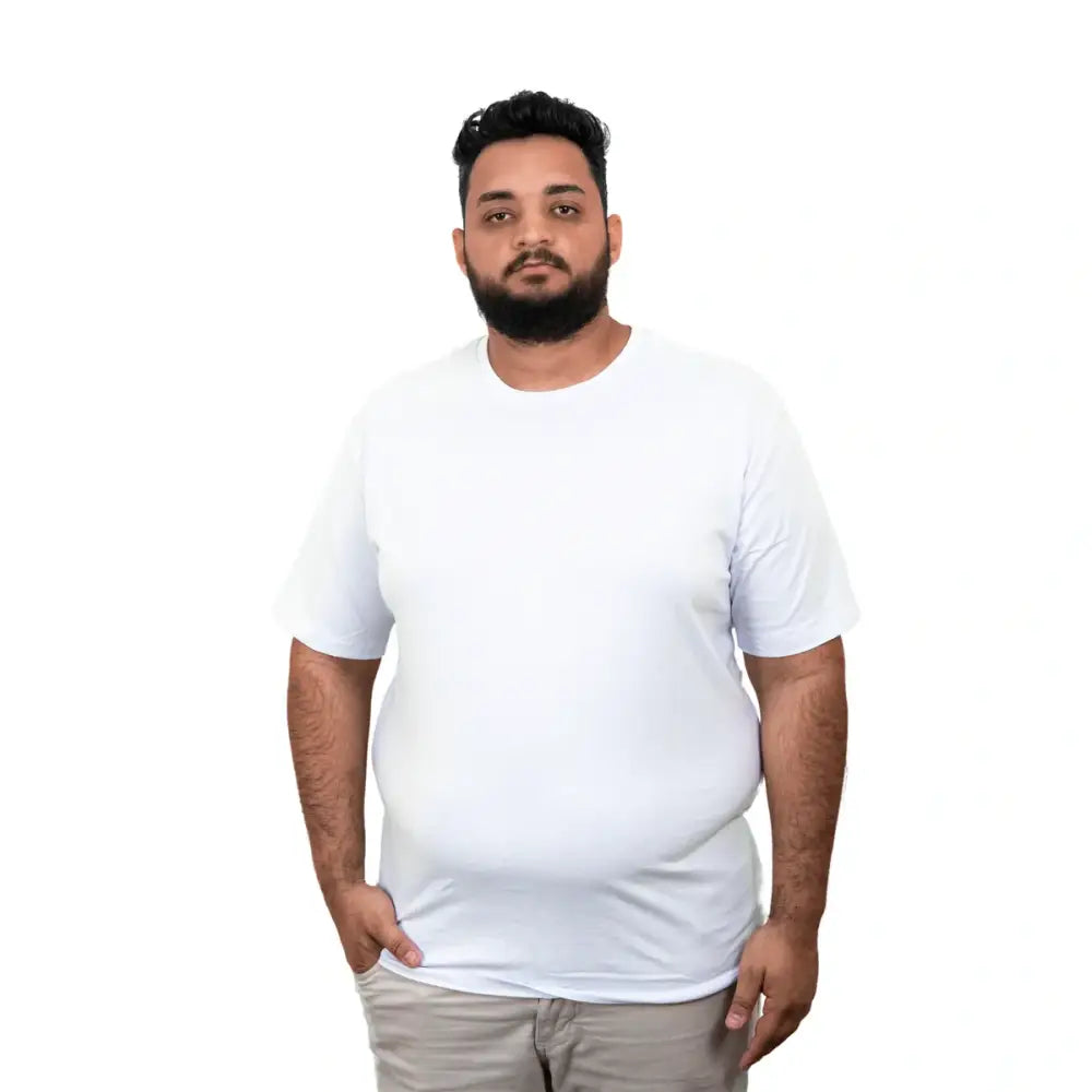 Homem de camiseta branca, plus size, camisa lisa plus, essencial estilo confortável