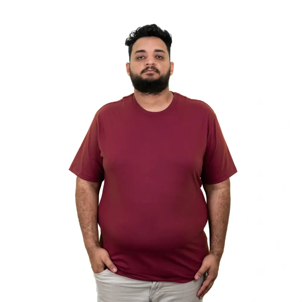Camisa Lisa Plus Size Essencial em marrom, ideal para looks elegantes plus size