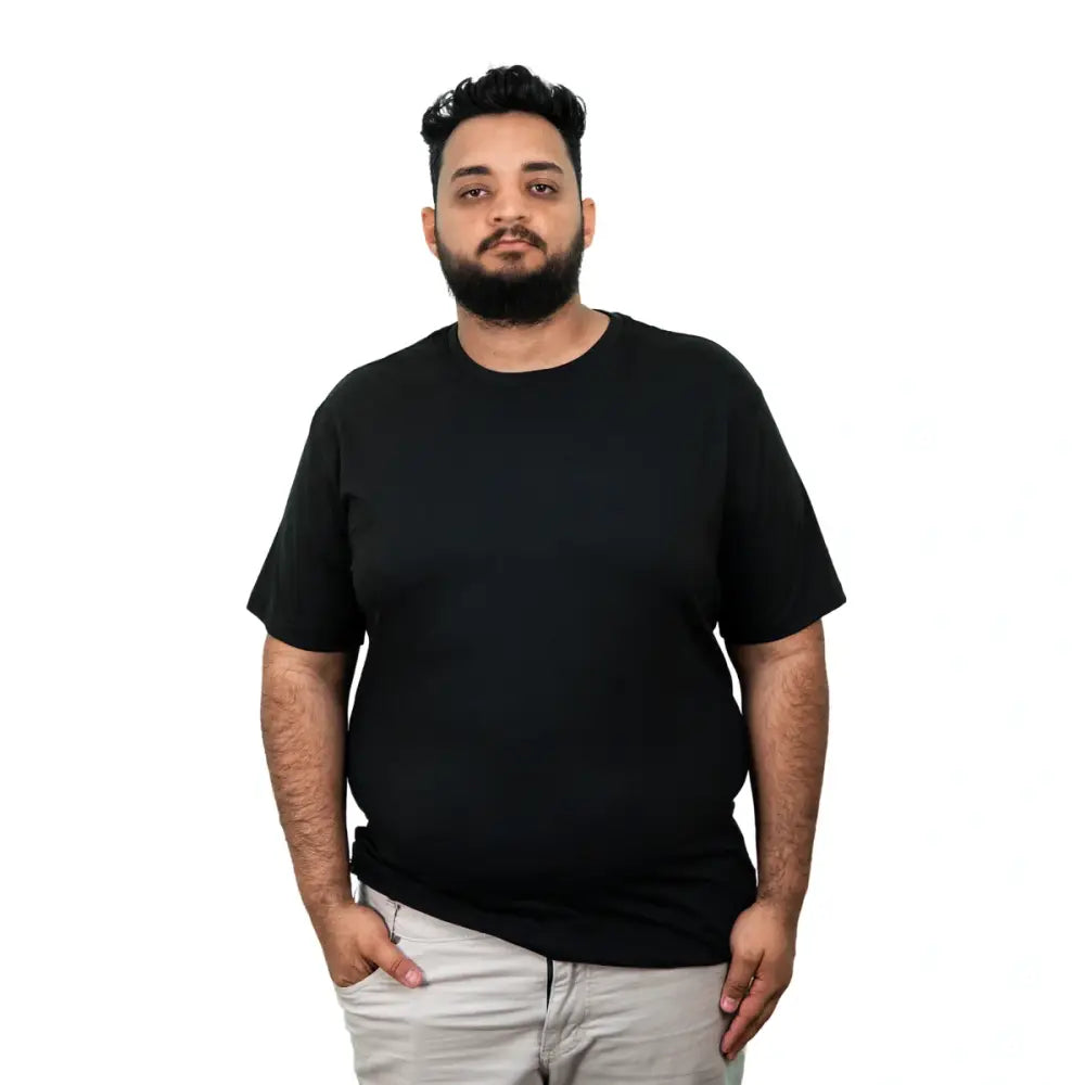 Homem usando camisa lisa plus size para o Kit 3 Camisas Lisas Plus Size Masculina