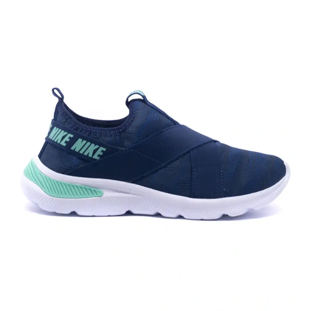 Sapatilha slip-on feminina Nike Sleep Ultra com sola branca para academia e casual
