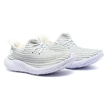 Imagem de tênis esportivos brancos listrados adidas yeezy boost 350 premium