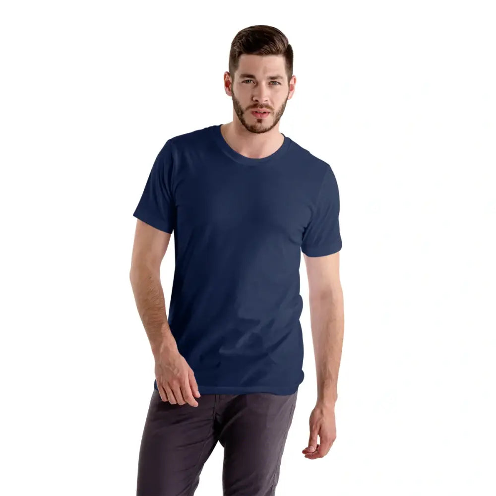 Homem vestindo uma camisa lisa de algodão premium, escolha ideal para ocasiões formais