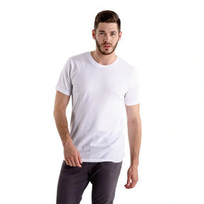 Homem usando camisa lisa de algodão premium, escolha ideal para conforto e estilo