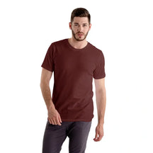 Camisa lisa de algodão premium na cor marrom, escolha ideal para looks elegantes