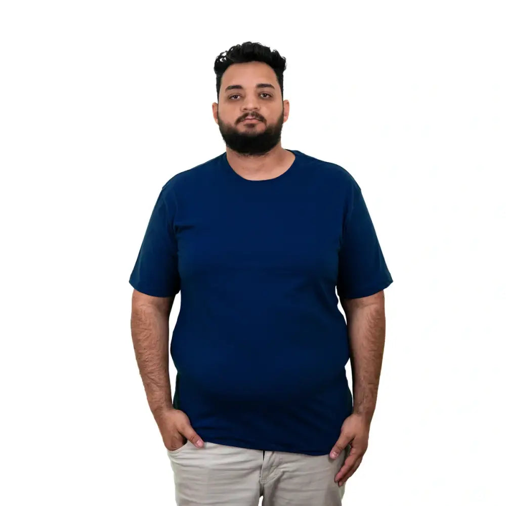Camisa lisa plus size em azul marinho para ocasiões casuais e elegantes