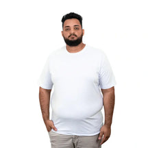 Homem de camiseta branca, plus size, camisa lisa plus, essencial estilo confortável