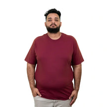 Camisa Lisa Plus Size Essencial em marrom, ideal para looks elegantes plus size