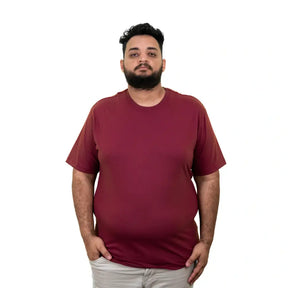 Camisa Lisa Plus Size Essencial em marrom, ideal para looks elegantes plus size