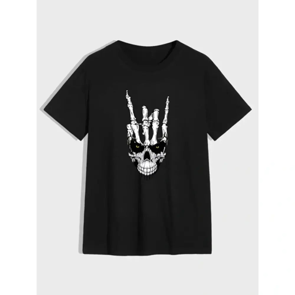 Camiseta Caveira Rock com estampa de caveira e mão esqueleto, refletindo estilo alternativo
