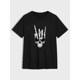 Camiseta Caveira Rock com estampa de caveira e mão esqueleto, refletindo estilo alternativo
