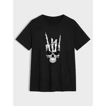 Camiseta Caveira Rock com estampa de caveira e mão esqueleto, refletindo estilo alternativo
