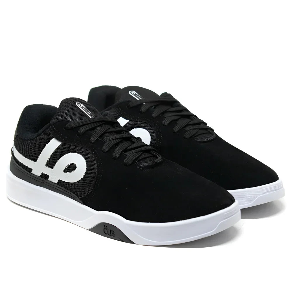 Imagem de tênis esportivos em preto e branco do modelo Öus Imigrante Skate