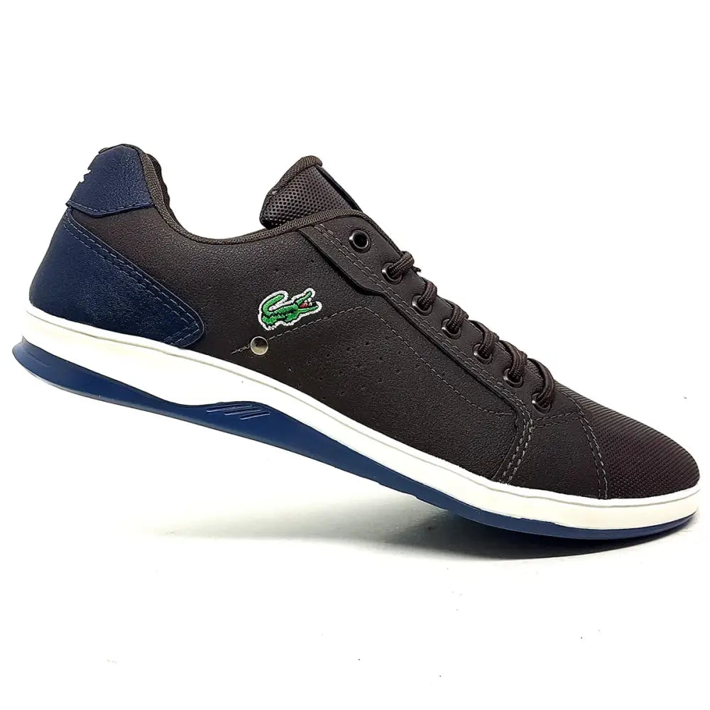 Sapatênis Lacoste masculino em couro sintético, confortável, com detalhes marrons e azuis
