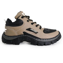 Tênis botinha Adventure Abuzze explore com sola lug e acabamento em tons de caramelo e preto