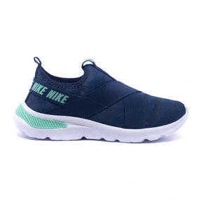 Sapatilha slip-on feminina Nike Sleep Ultra com sola branca para academia e casual